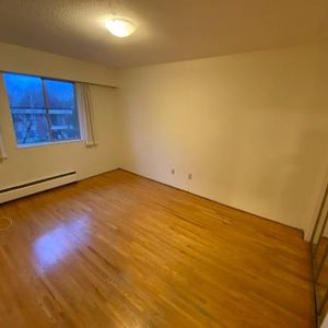 Beautiful 1 Bedroom Apartment - Photo 2