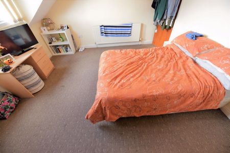 4 bedroom House in Burley Lodge Road, Leeds - Photo 5