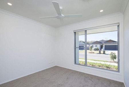 Stunning Family Home - Dual Living Space, Ducted A/C - Photo 2
