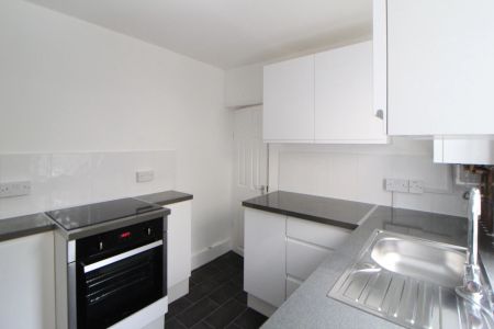 To Rent Layfield Road, Gillingham, Gillingham, ME7 £1,400 pcm - Photo 5