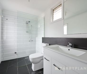 CENTRALLY LOCATED WITH GARDENING INCLUDED. - Photo 3