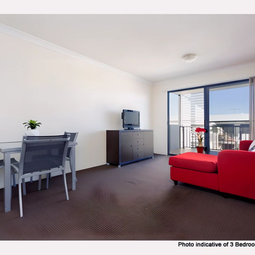 3 Bedroom / 2 Bathroom Apartment (Rent a Room) - Photo 1