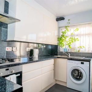 1 bedroom in a house share to rent - Photo 2