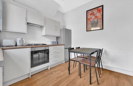 3 Bed Terraced House, Field Road, E7 - Photo 4