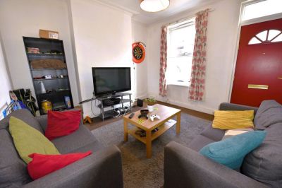 3 bedroom House in Chiswick Terrace, Leeds - Photo 1