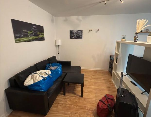 Fully Furnished 1-Bedroom Apartment in Frankfurt - Photo 1