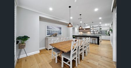 Impressive family home with an inground pool - Photo 3