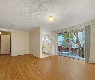 Conveniently Located Modern Apartment - Photo 3