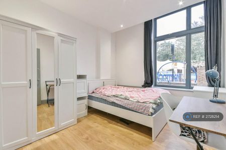 3 bedroom flat to rent - Photo 4