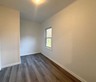 $1,895 / 3 br / 1 ba / 453 Paling ave unit 1 - Photo 3