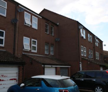 Fieldfare Road, Thamesmead, London, SE28 - Photo 2