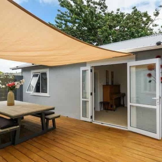 Large 3bdrm home + Seperate sleepout - Photo 1