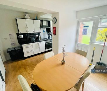 1 bedroom in a house share to rent - Photo 2