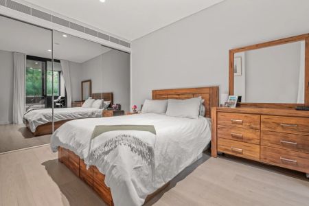 LUXURIOUS 1 BED + STUDY/2ND BEDROOM APARTMENT - Photo 4