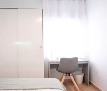 Rooms for rent in 5-bedroom apartment in Valdeacederas - Photo 6
