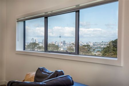 Executive living in Birkenhead - Photo 4