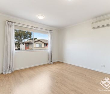 Modern 3-Bedroom Parkside Townhouse in Sought-After Complex - Photo 3