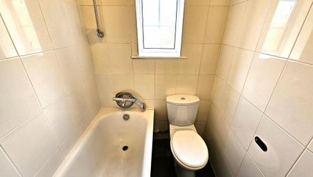 3 bedroom flat to rent - Photo 4