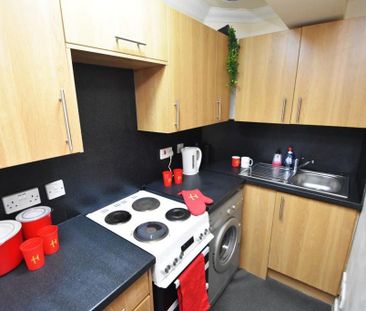 3 bedroom flat to rent - Photo 4