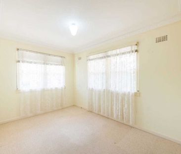 Ideal Family Home with 4 Bedrooms & Outdoor Space - Photo 5