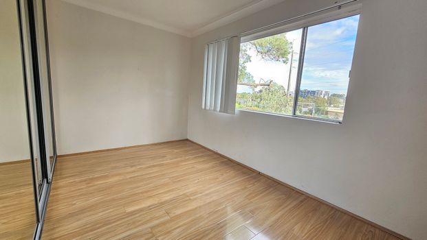 Spacious and comfortable Unit close to Station and shops - Photo 1