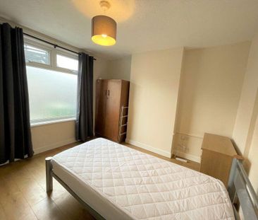 1 bedroom in a house share to rent - Photo 2