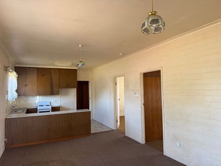 Neat 2 bedroom unit - Photo 3