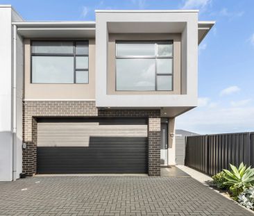 Contemporary three bedroom home in popular locale - Photo 3