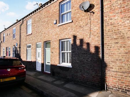 Spacious 2 bedroom house next to Acomb highstreet - Photo 3