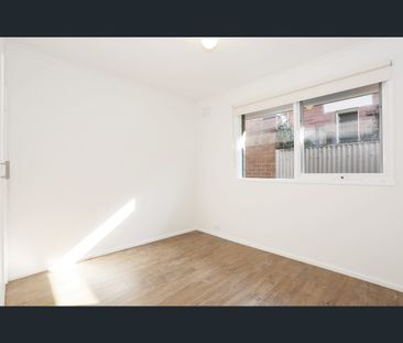 2/122 Glenlyon Road, Brunswick, Vic 3056 - Photo 2