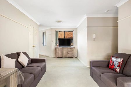 Beautiful light filled central apartment! - Photo 2