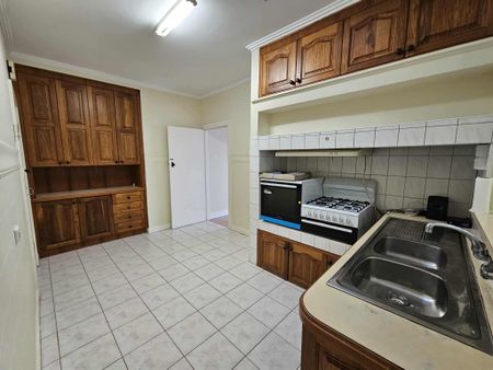 2 Agnes Street, Bentleigh East VIC 3165 - House For Rent | Domain - Photo 3