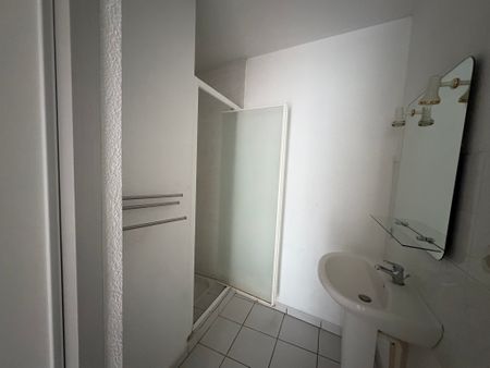 Location Appartement 3 pièces 70m² MONTROND LES BAINS 42210 - Photo 4