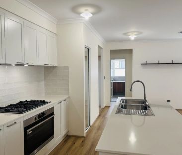 Wonderfully modern on Wisbey! - Photo 1