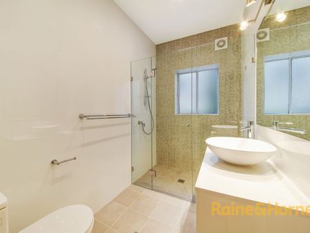 HARBOUR VIEWS, CONVENIENCE & STYLE - Photo 5