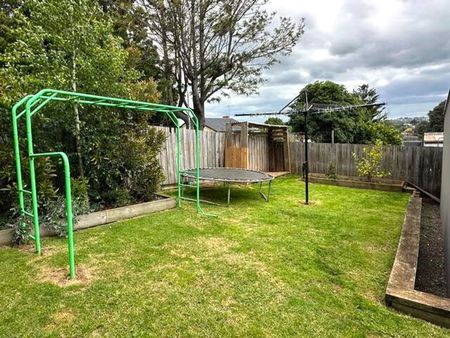 COSY FAMILY HOME PACKED WITH FEATURES! - Photo 2