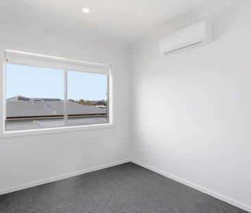 NEWLY BUILT PARK FACING RIVERWALK TOWNHOUSE - Photo 3