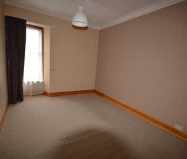 3 bedroom flat to rent - Photo 4