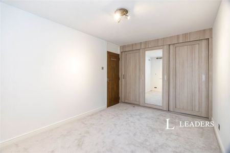 3 bedroom semi detached to rent Egmont Road, Walton-on-Thames, Surrey, KT12 - Photo 2