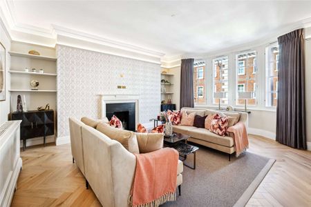 A substantial three bedroom apartment on a sought after street in the heart of Mayfair. - Photo 2