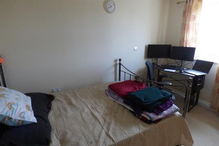 4 bedroom end of terrace house to rent - Photo 4