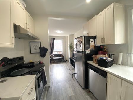 $1,699 / 2 br / 1 ba / 1100 sqft 33 Harvey St unit 1 - Photo 4