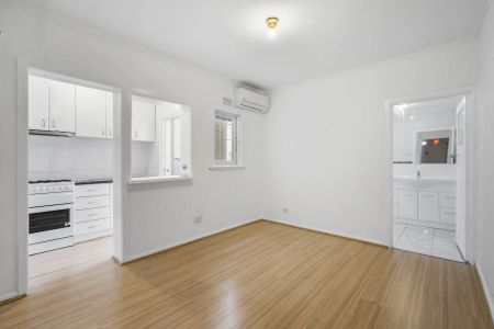 Charming Two-Bedroom Terrace in the Heart of Vibrant Victoria Street! - Photo 4