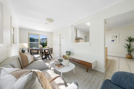 Light Filled 3 Bedroom Home in Prime Location - Photo 2