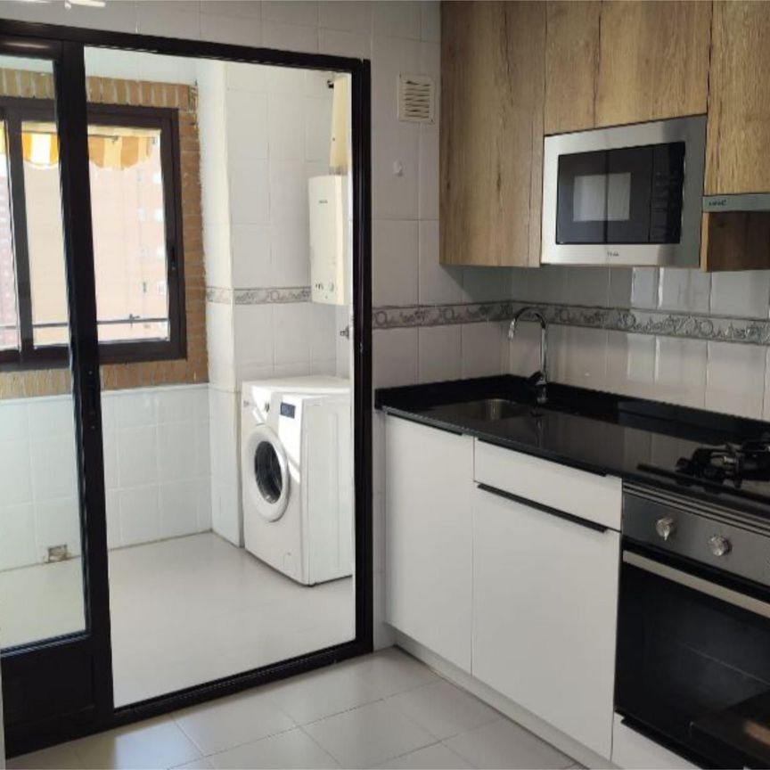 Piso de alquiler en Avenida del Municipi, 12, Juzgados - Plaza de Toros - Photo 1