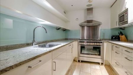 Three Bedroom Flat to rent in London - Photo 3