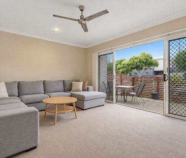 Spacious Coastal Living with a Private Courtyard - Photo 2