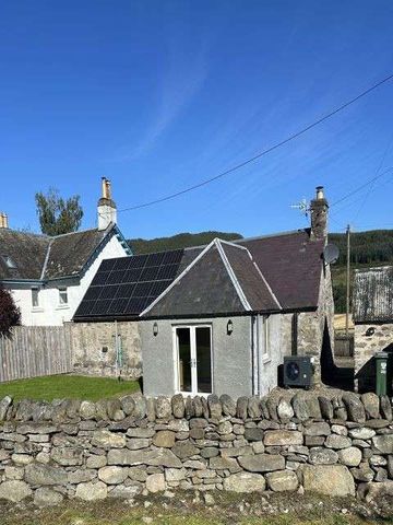 Detached traditional cottage with open countryside views close to the village of Logierait. Balnamuir Cottage has been extensively refurbished by the current o - Photo 5