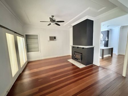 STYLISH 2 BEDDER STEPS FROM THE PARK AND THE NEW GRAFTON POOL - Photo 2
