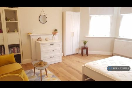 1 bedroom in a house share to rent - Photo 3